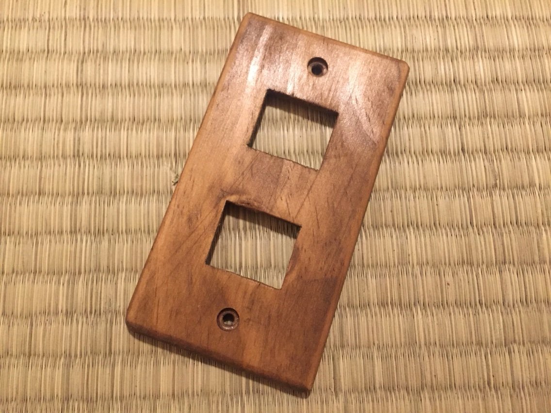 買ったばかりの木製のスイッチカバー