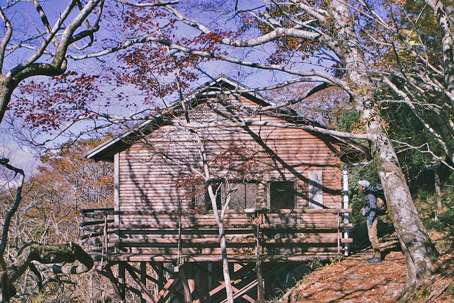 扇山山小屋外観