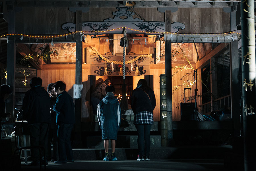 裂田神社でお参りする親子