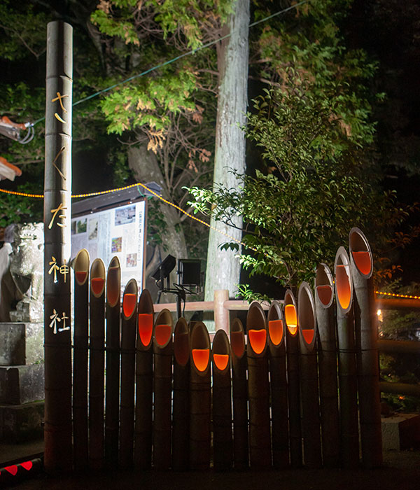 裂田神社境内の竹灯籠のオブジェ