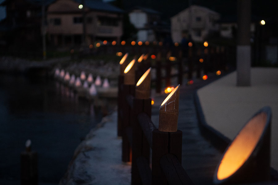 遊歩道の竹灯籠