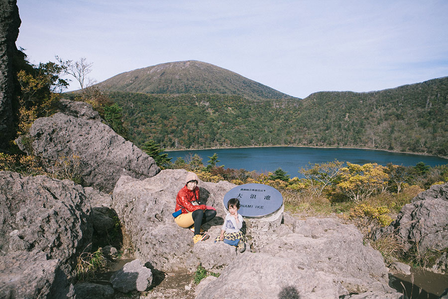 大浪池の看板前で記念写真