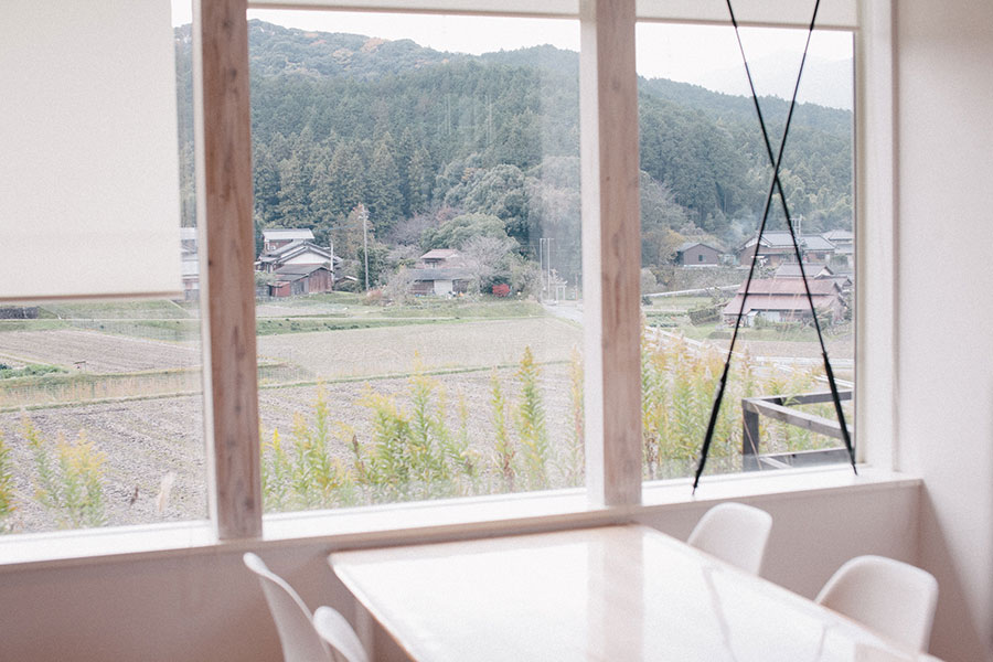 窓からは小笠木ののどかな風景