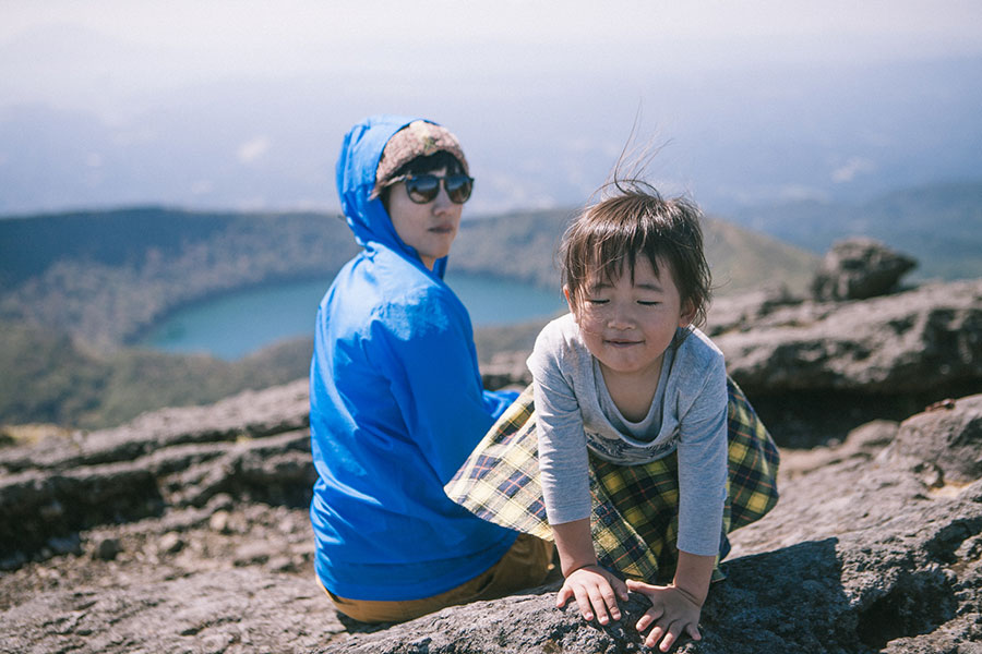 韓国岳山頂の休憩でご満悦の娘