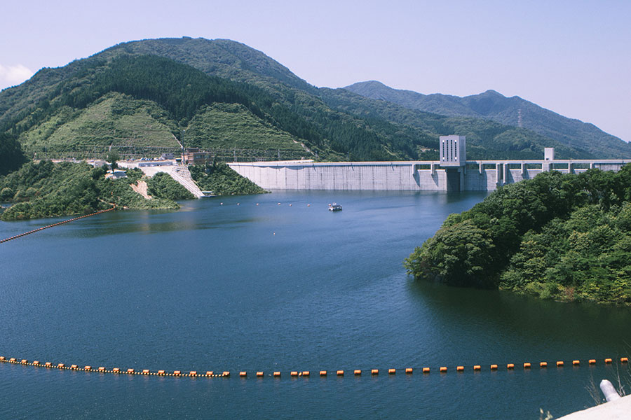 五ケ山ダムのダム湖と堤体