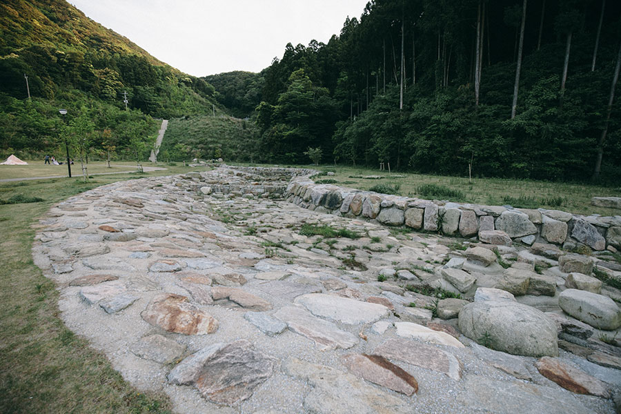 場内の端にある小川（せせらぎ）