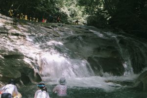 一枚岩の大きな滑り台