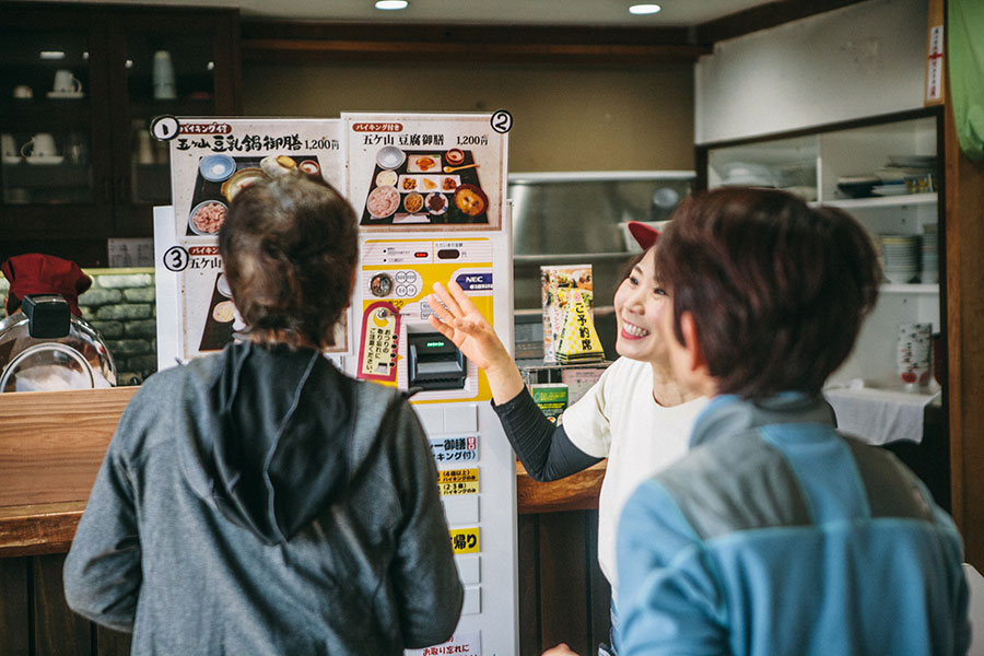 笑顔で接客するスタッフの方