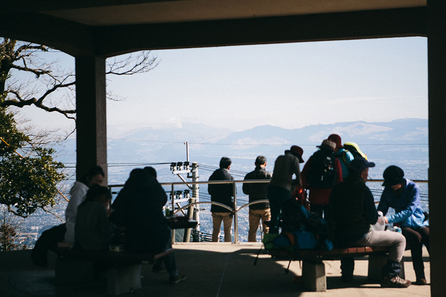 金峰山山頂から東に阿蘇を望む