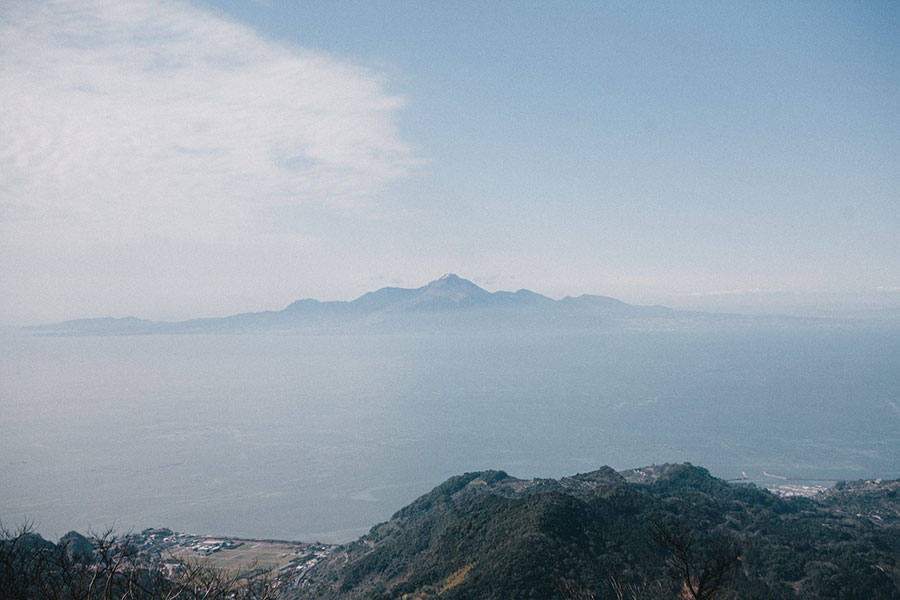 金峰山山頂から西に雲仙を望む.jpg