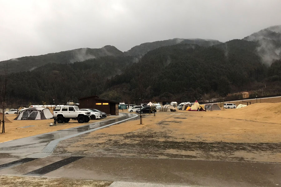 朝から土砂降りの五ケ山クロスキャンプ場