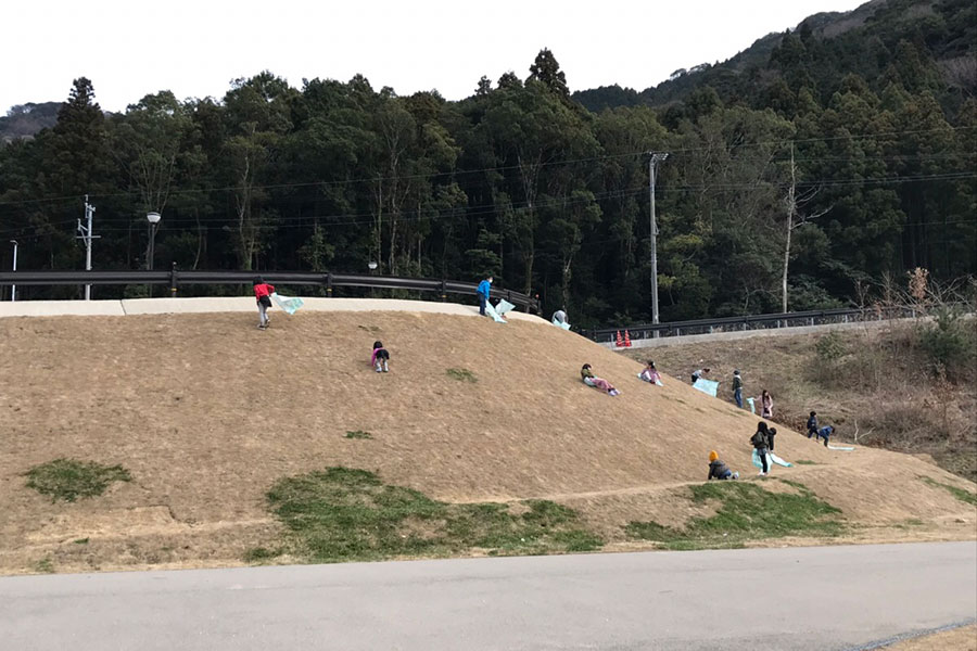 法面で遊ぶ子供たち