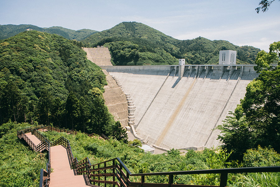 五ケ山ダムの堤体を間近に見る