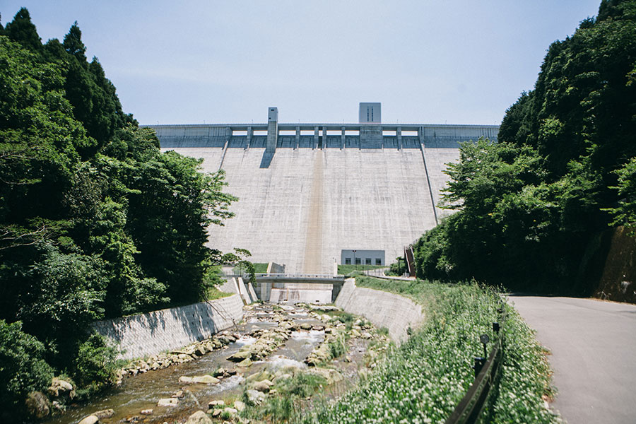 正面に迫力のある五ケ山ダムの堤体