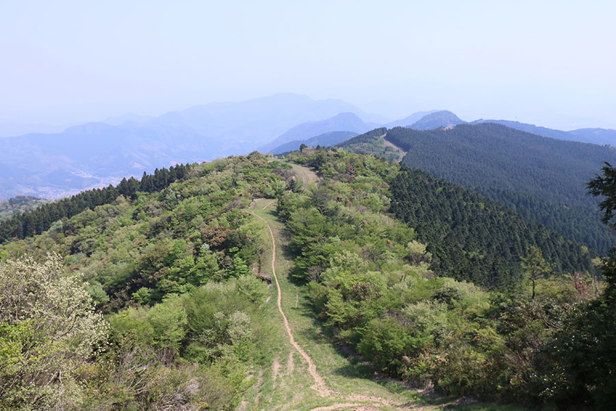 焼立山（赤牟田の辻）から縦走路を振り返る