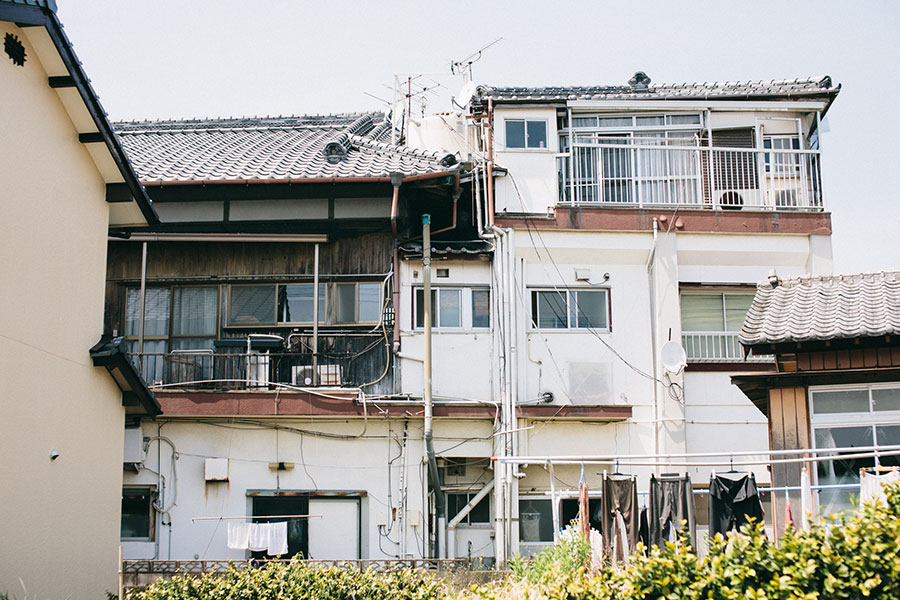 不思議な外観の建物（割烹豊月）