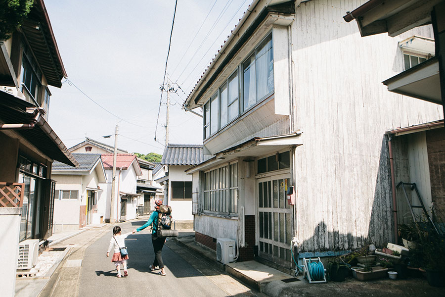 可愛らしい白壁の木造家屋