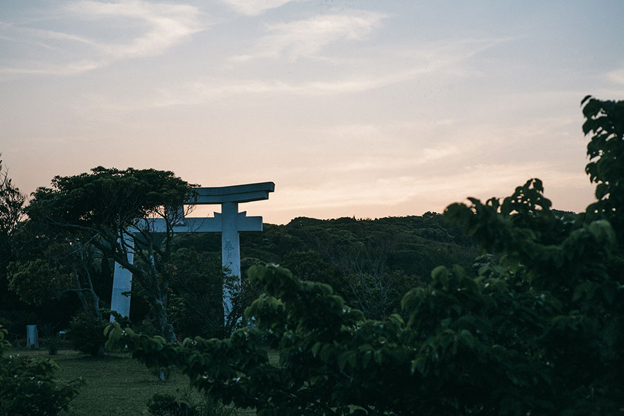 白沙八幡神社の鳥居と美しい夕焼け