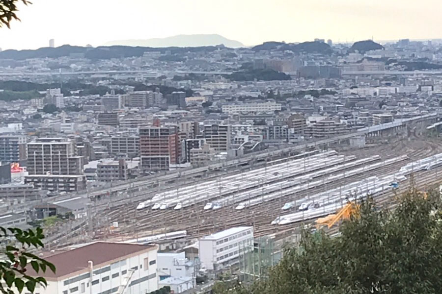 観音山からの眺望（新幹線車両基地）