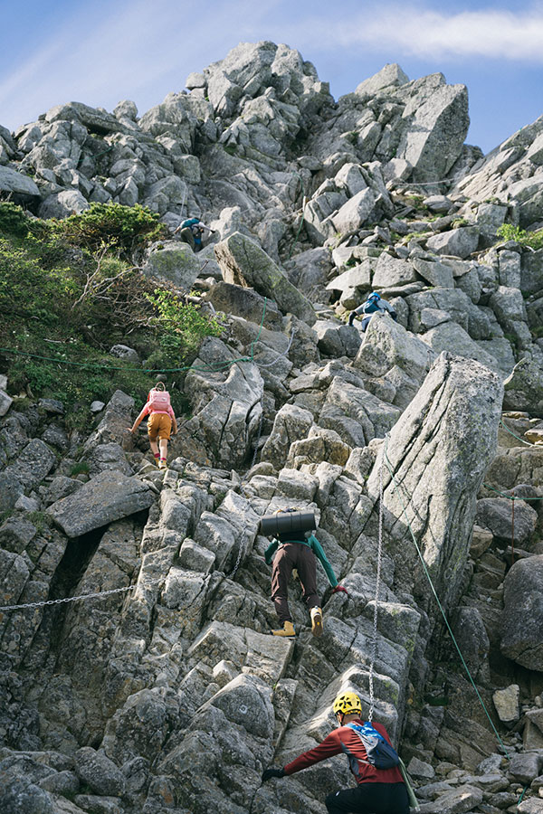 宝剣岳の岩場をよじ登る