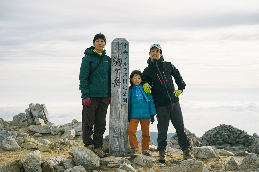 駒ヶ岳山頂で記念撮影